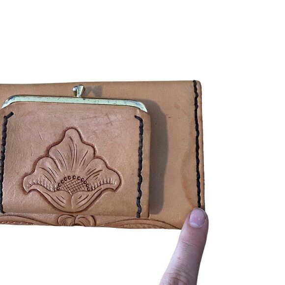 Vintage Hand Tooled Brown Tan Leather Floral Kiss Lock Western Boho Wallet - Picture 6 of 9